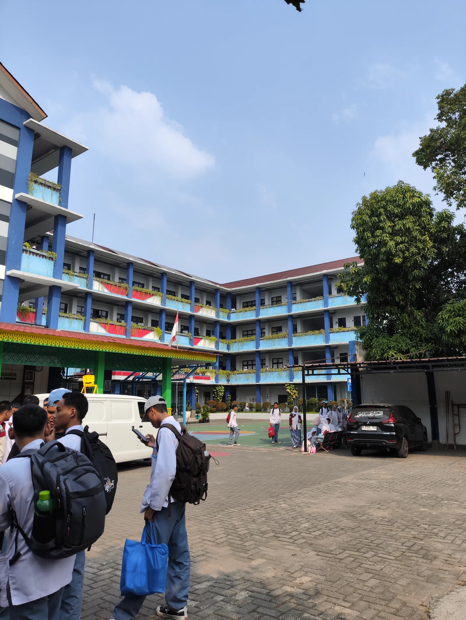 Area gedung dan lapangan SMK Negeri 69 Jakarta